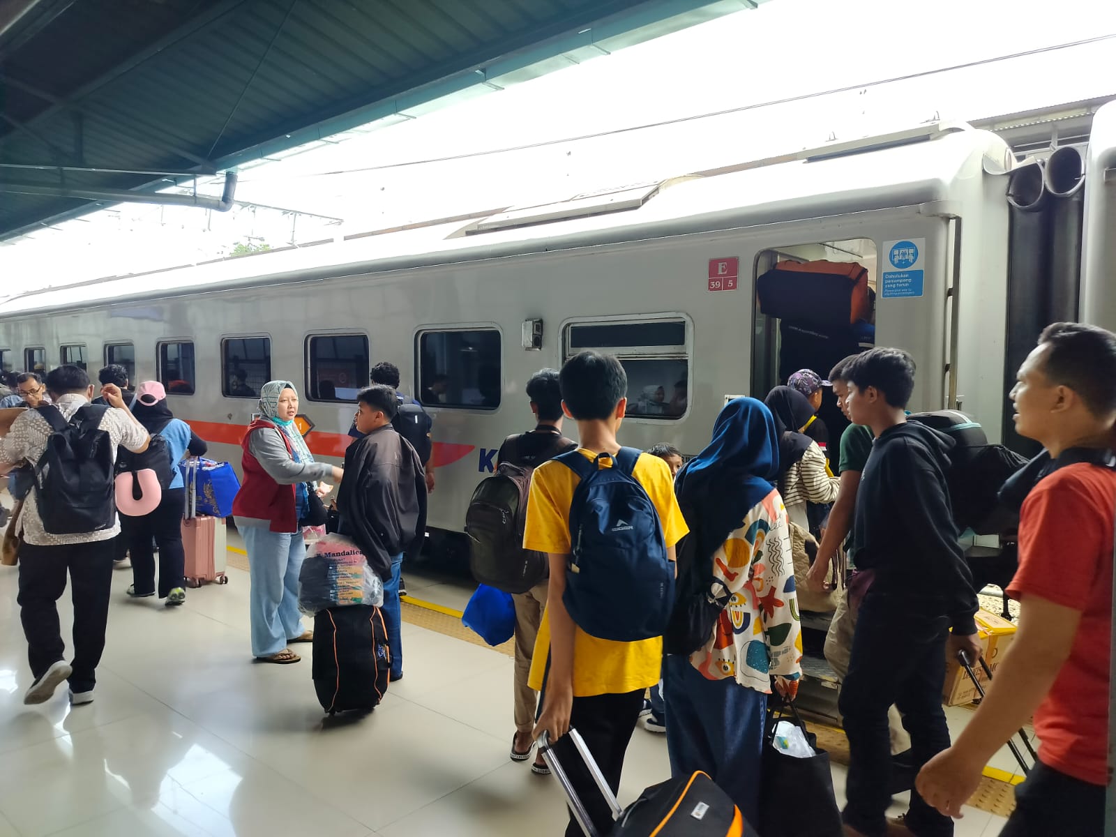 Kereta Api Ekonomi Terlaris: Pilihan Favorit Pemudik Lebaran Tahun Ini