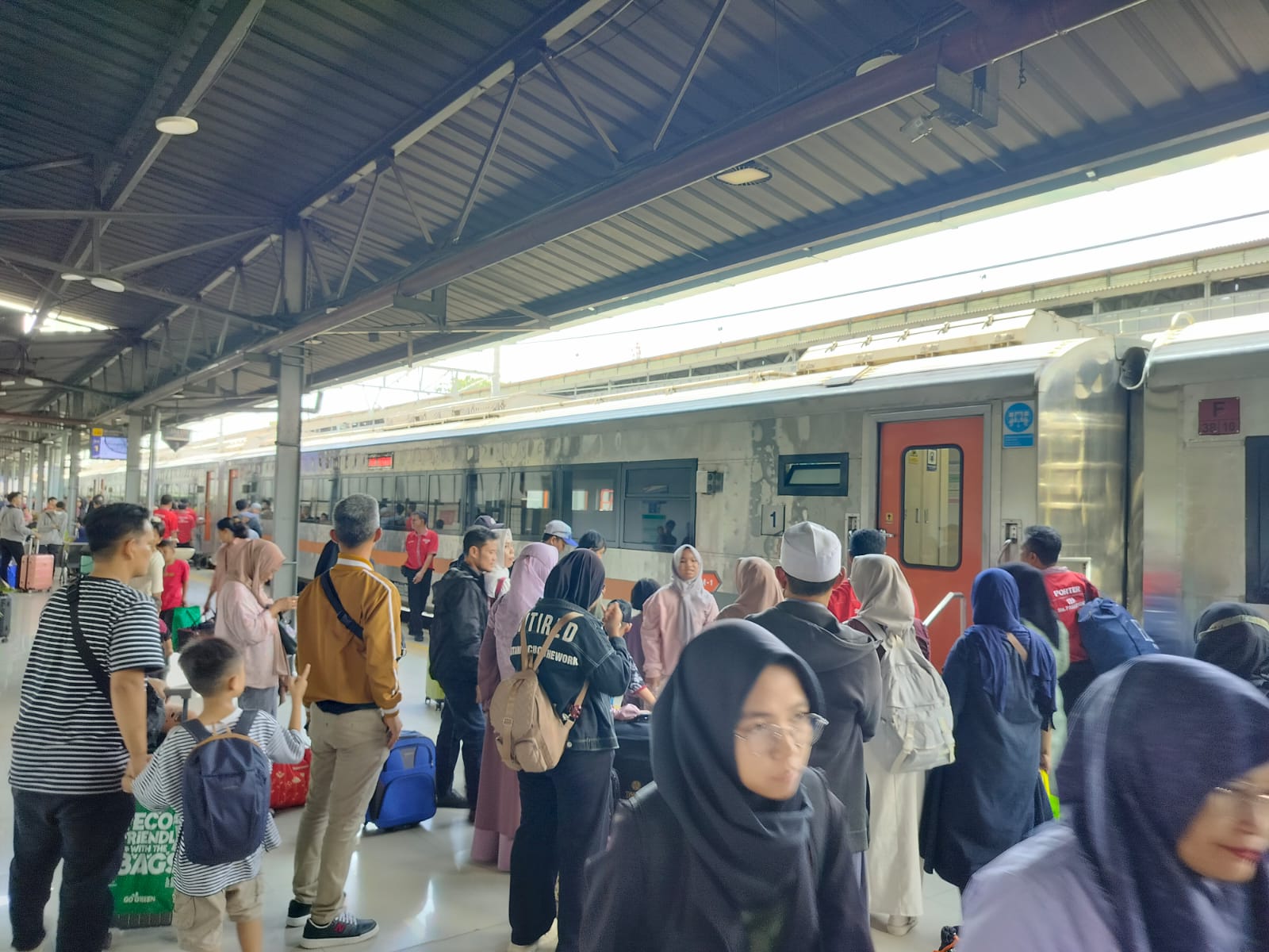 Angkutan Lebaran 2025: KAI Group Catat Rekor, KA Makassar–Parepare Kebanjiran Penumpang
