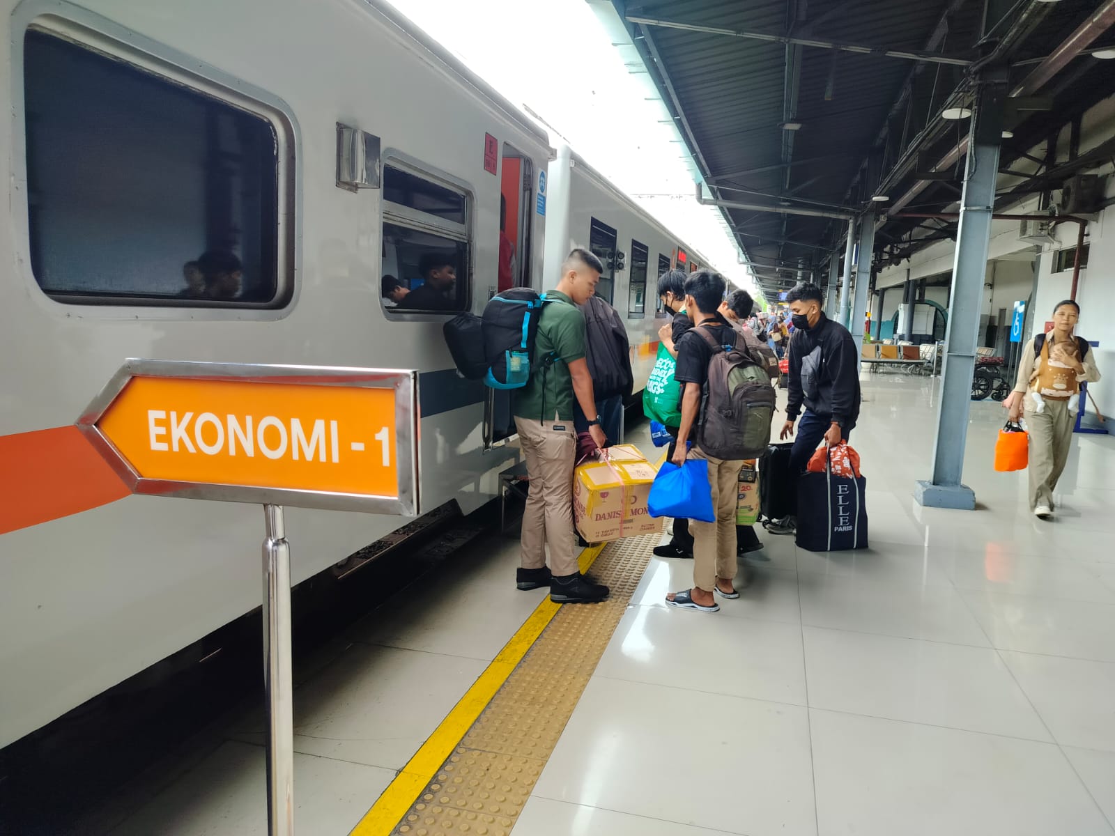 KAI Group Torehkan 17,68 Juta Pelanggan di Angkutan Lebaran, KA Makassar–Parepare Paling Populer