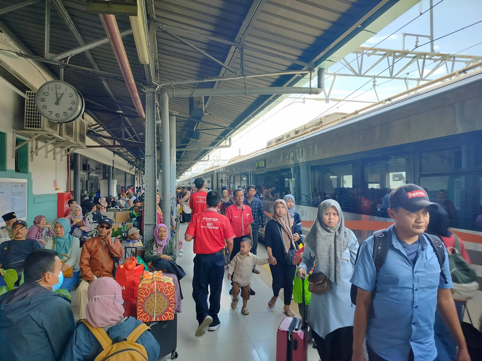 Kereta Api Jadi Andalan Mudik, KAI Group Pecahkan Rekor Layani 23 Juta Penumpang
