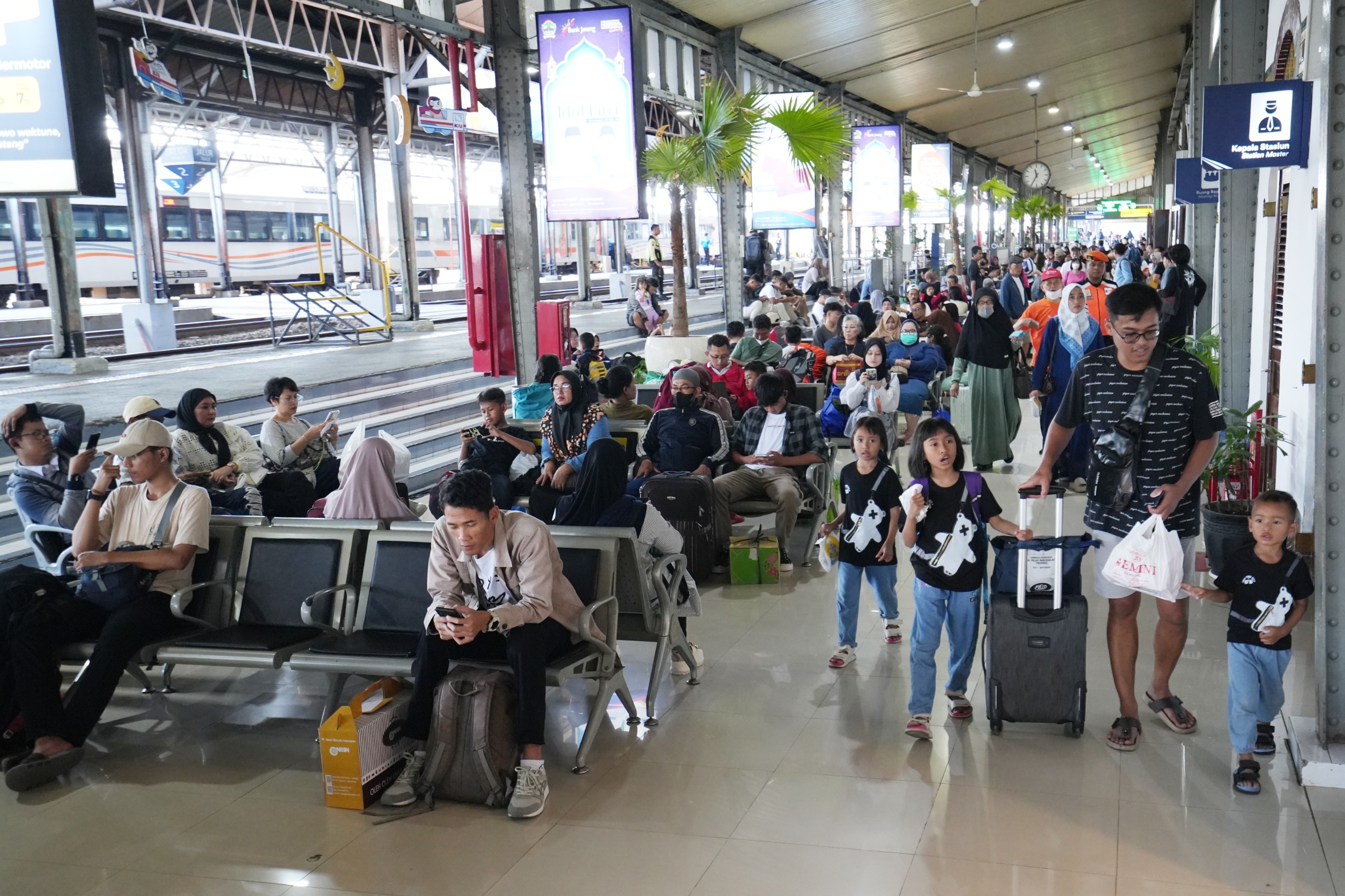 (VIDEO) Pemudik Kereta Api Dominasi Stasiun Poncol Selama Lebaran