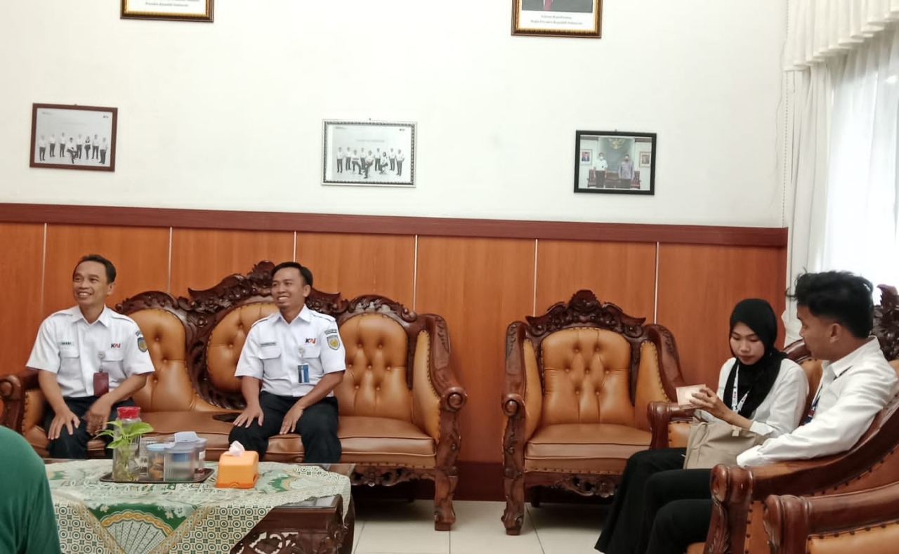 KAI Daop 3 Ingatkan Bahaya Lemparan Batu di Jalur Kereta Jatibarang