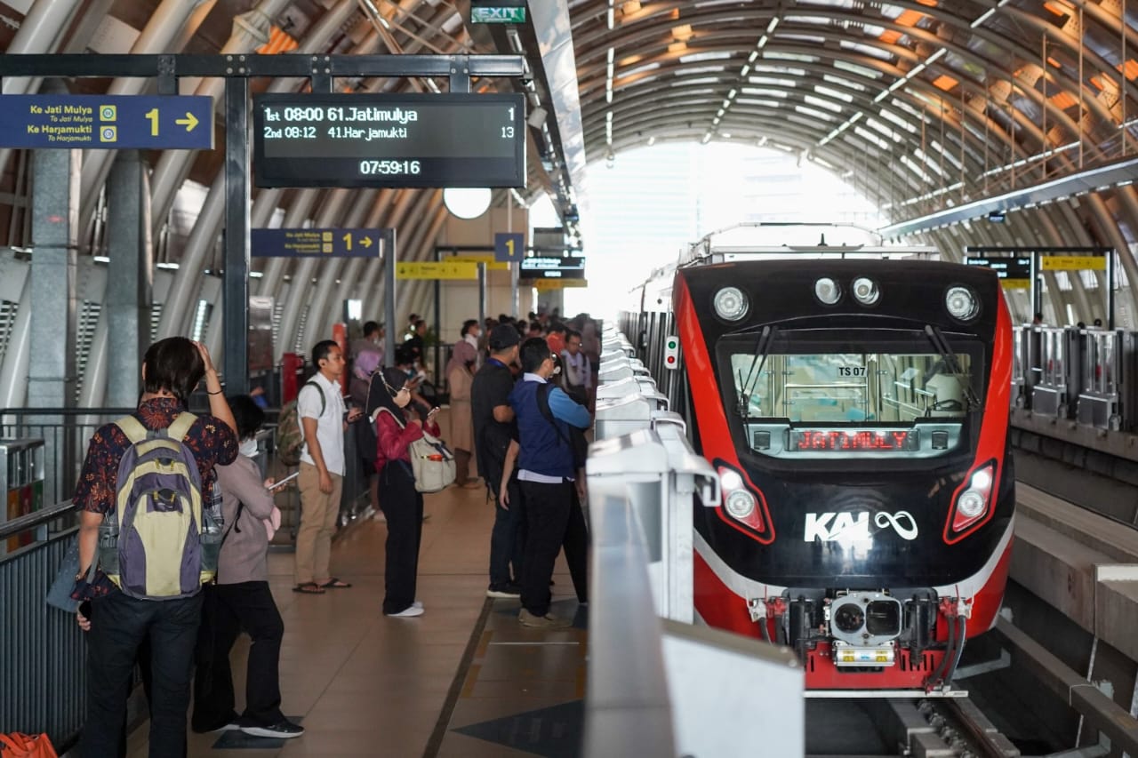 Layanan KAI Group Mencatatkan Rekor Pengguna Berkat Kebijakan Pemprov DKI Jakarta