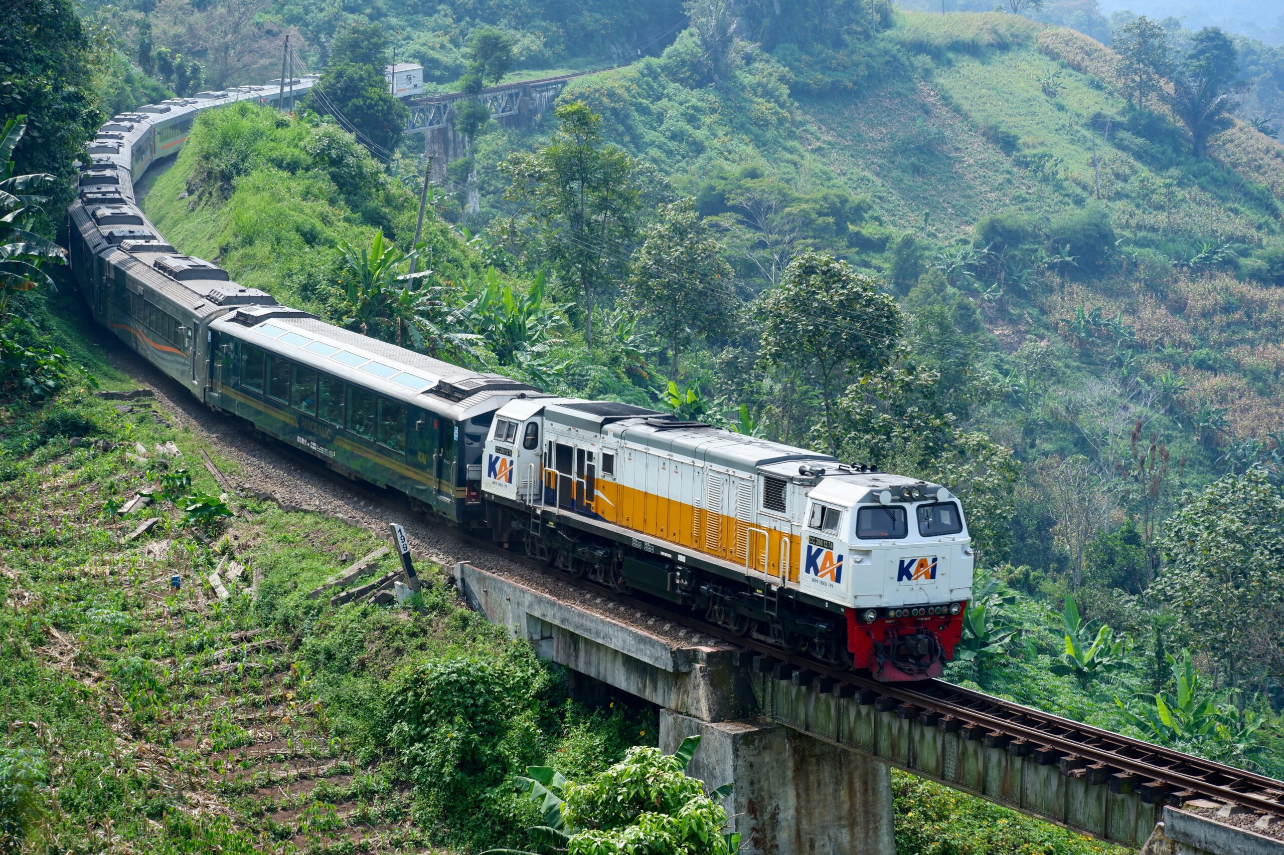 Keindahan Alam Indonesia Terungkap Melalui Kereta Panoramic KAI