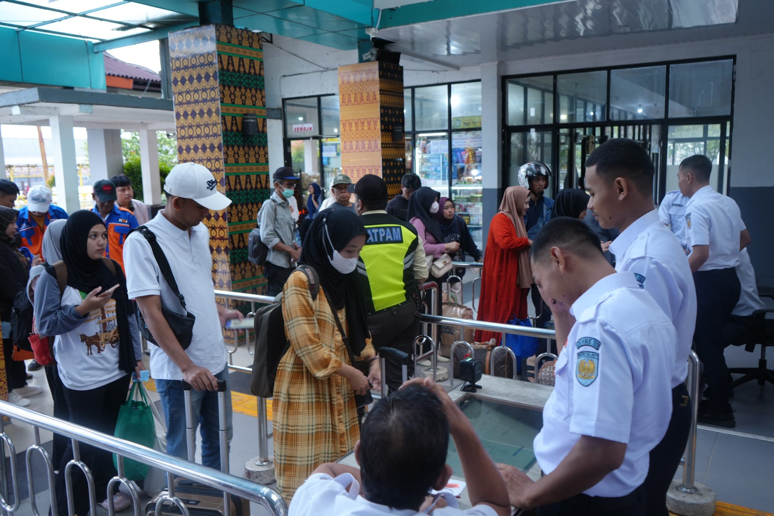 (FOTO Petugas KAI Divre III Palembang Sosialisasikan Aturan Pengambilan Gambar di Stasiun